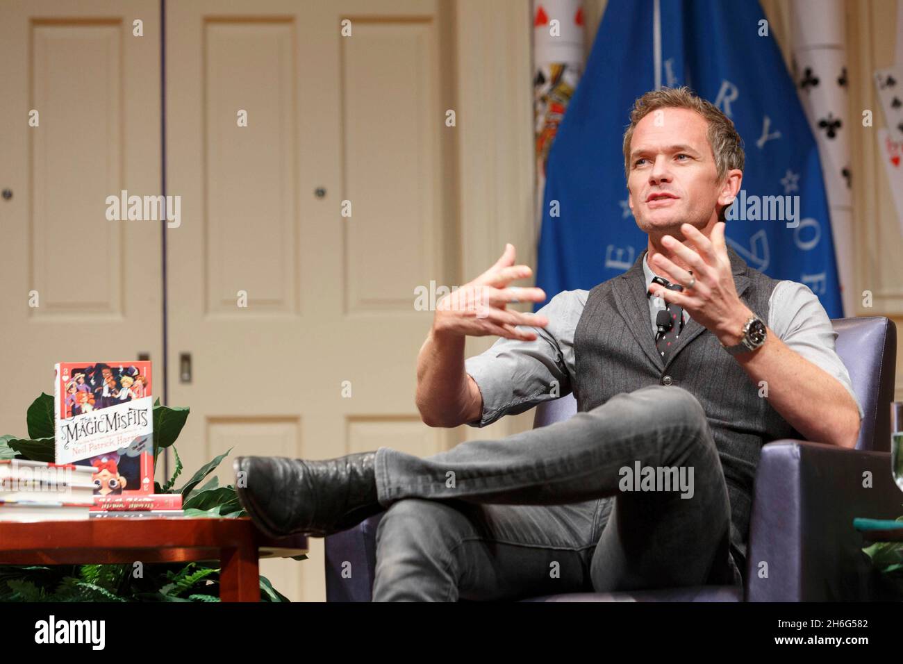 Washington, Estados Unidos de América. 11 de septiembre de 2019. El actor Neil Patrick Harris abre el Festival Nacional del Libro presenta una serie durante una charla con Roswell Encina, Oficial Jefe de Comunicaciones de la Biblioteca, 11 de septiembre de 2019 en Washington, D.C. Crédito: Shawn Miller/Biblioteca del Congreso/Alamy Live News Foto de stock