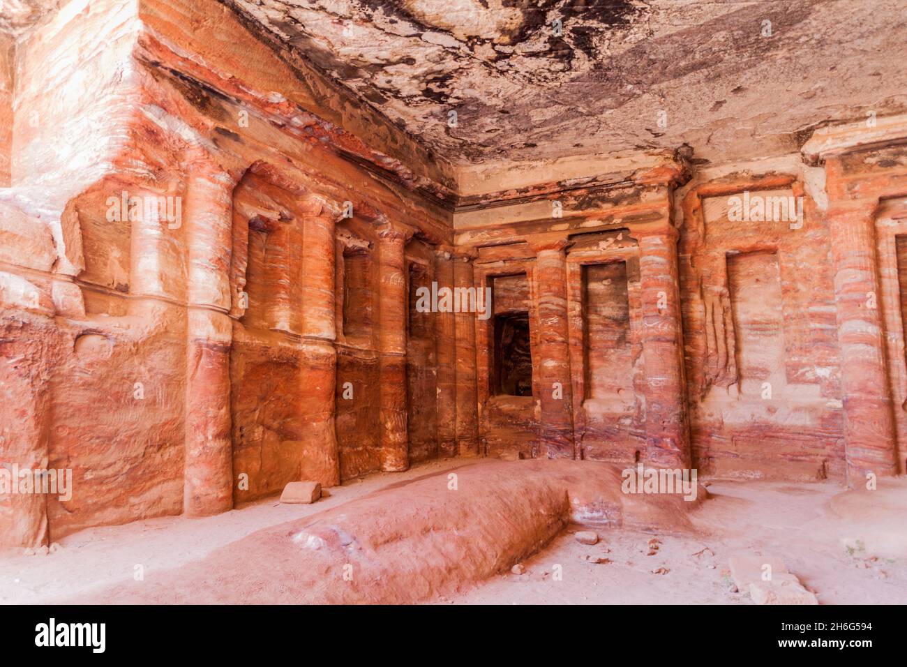 Triclinium coloreado en la antigua ciudad de Petra, Jordania Foto de stock