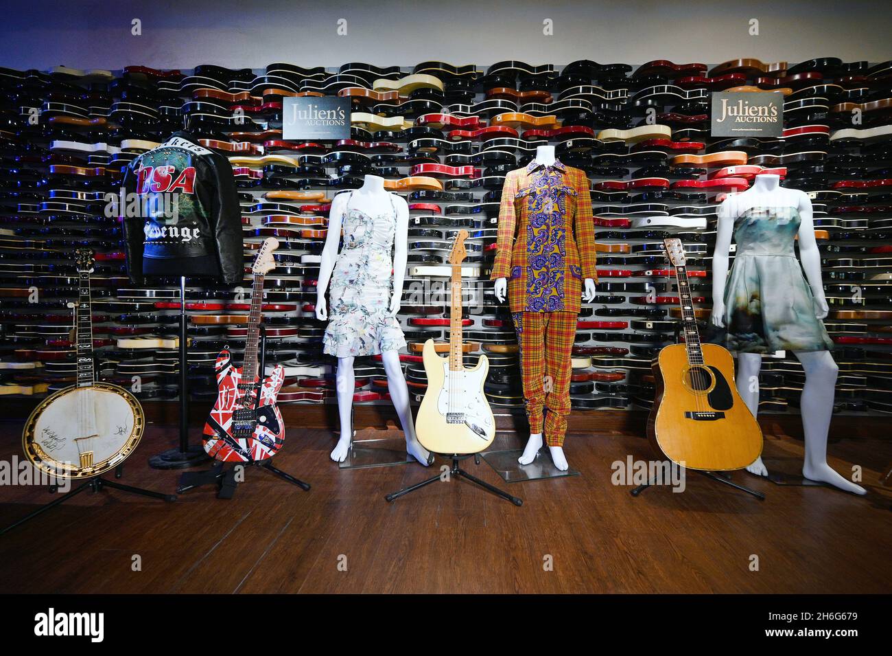 Nueva York, Estados Unidos. 15th Nov, 2021. (L-R) Banjo de Jerry Garcia,  chaqueta George Michael, una guitarra autografiada Eddie Van Halen, un  vestido de Amy Winehouse, el clásico de David Gilmour '57