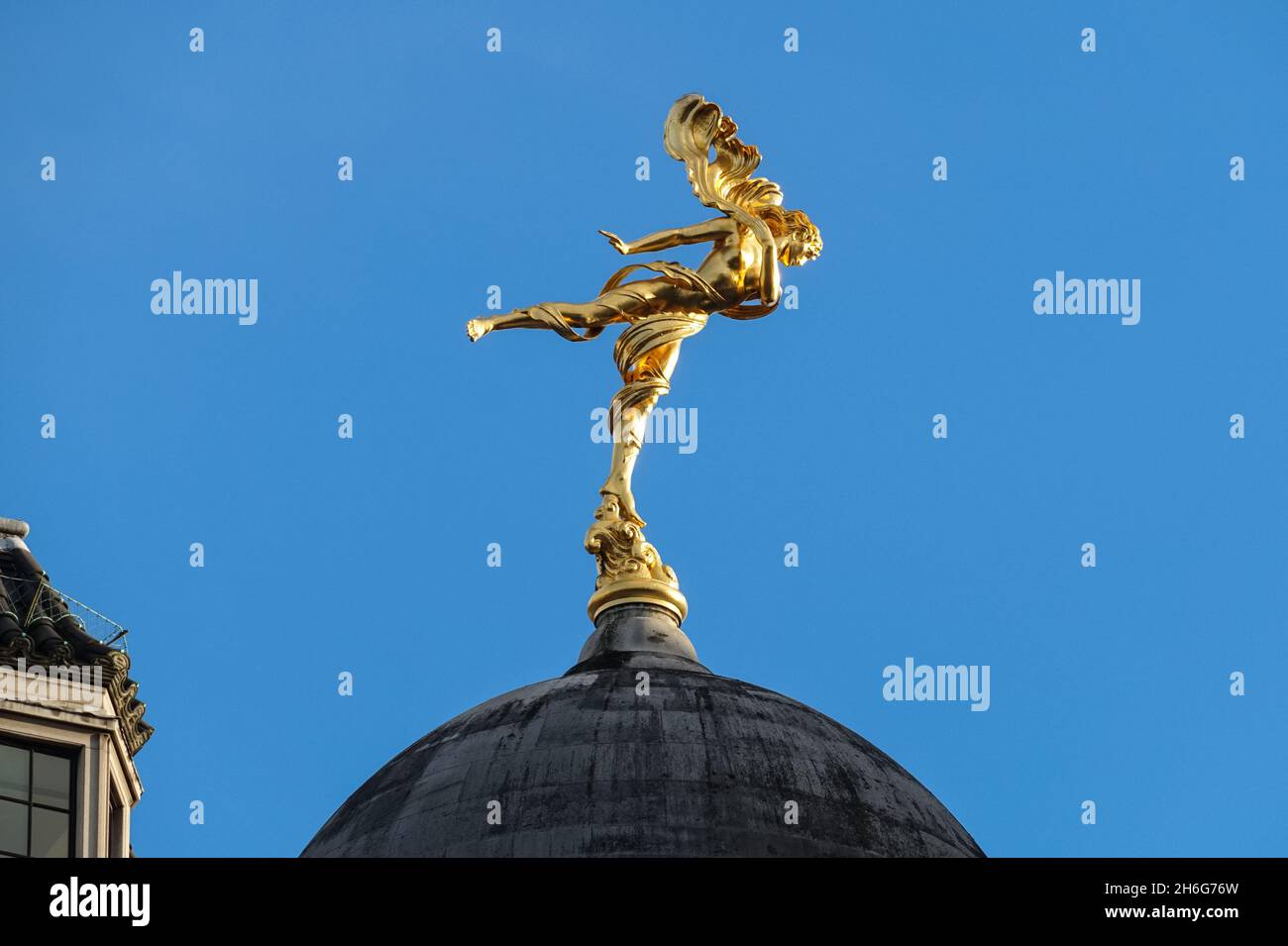 Estatua de oro de Ariel de Shakespeare en una cúpula del Banco de Inglaterra en Tivoli Corner, Londres Inglaterra Reino Unido Reino Unido Foto de stock