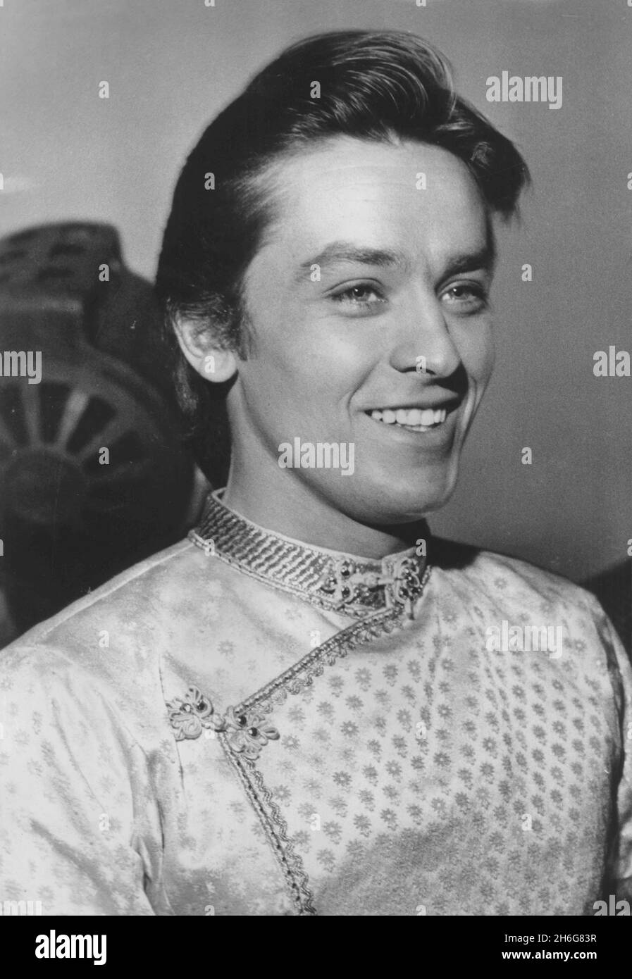 BELGRADO, SERBIA - 1962 - Retrato de la famosa estrella de cine Alain Delon en Belgrado, Serbia en 1962 durante la producción de una película nunca estrenada Foto de stock