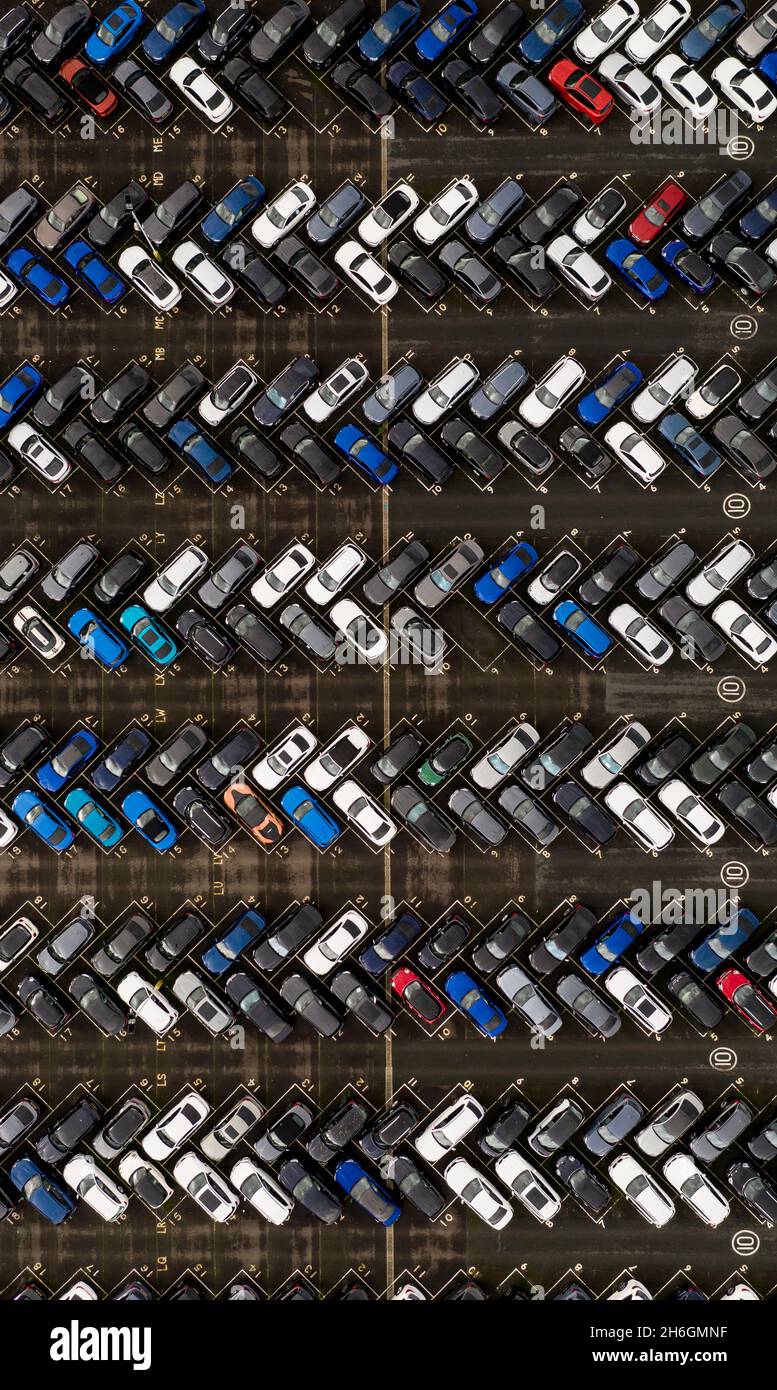 Una vista aérea directamente encima de la reserva de vehículos de un nuevo fabricante de automóviles listos para su envío para exportación e importación Foto de stock