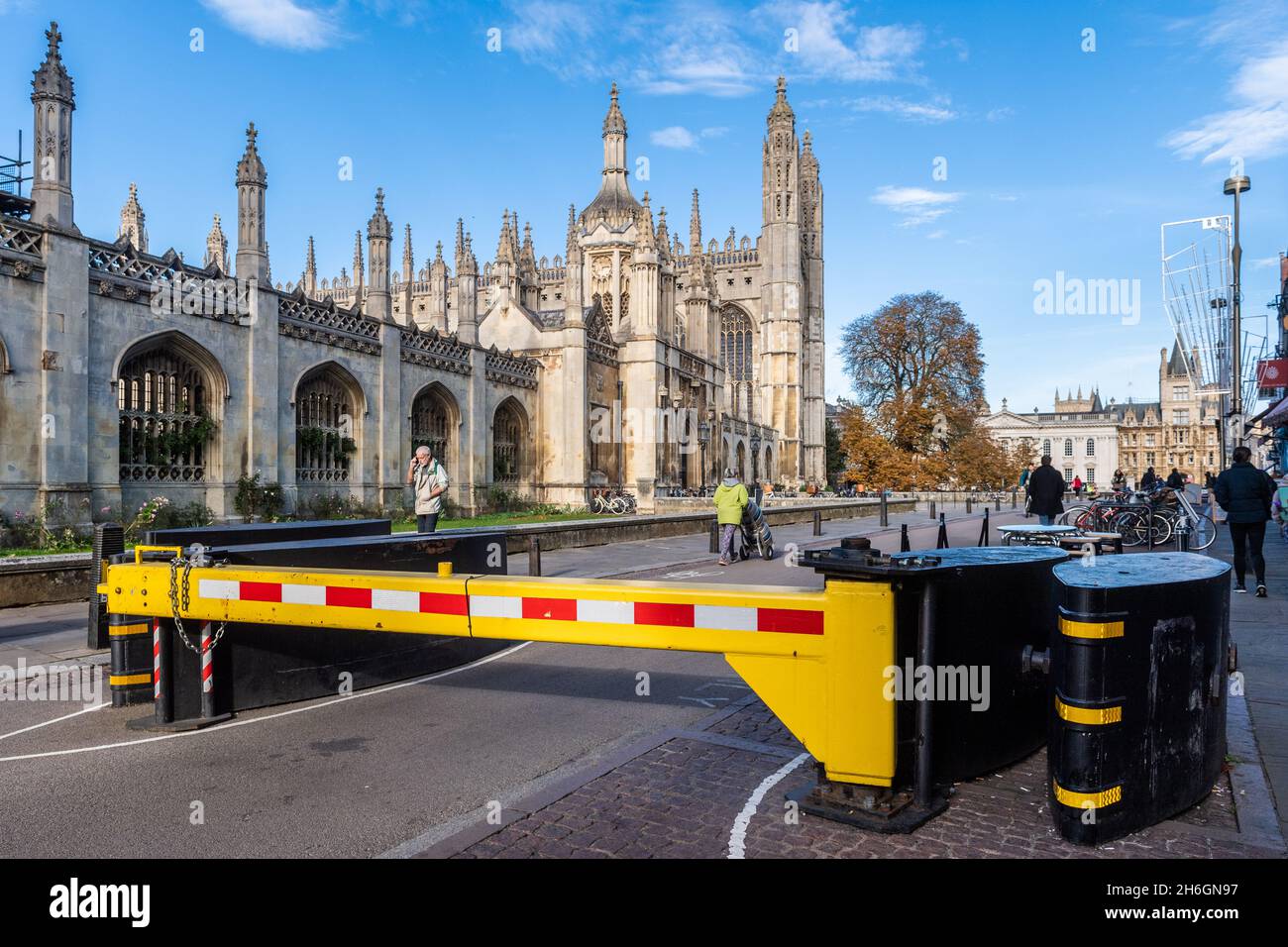 King's College con barreras de prevención del terrorismo, Cambridge, Reino Unido. Foto de stock