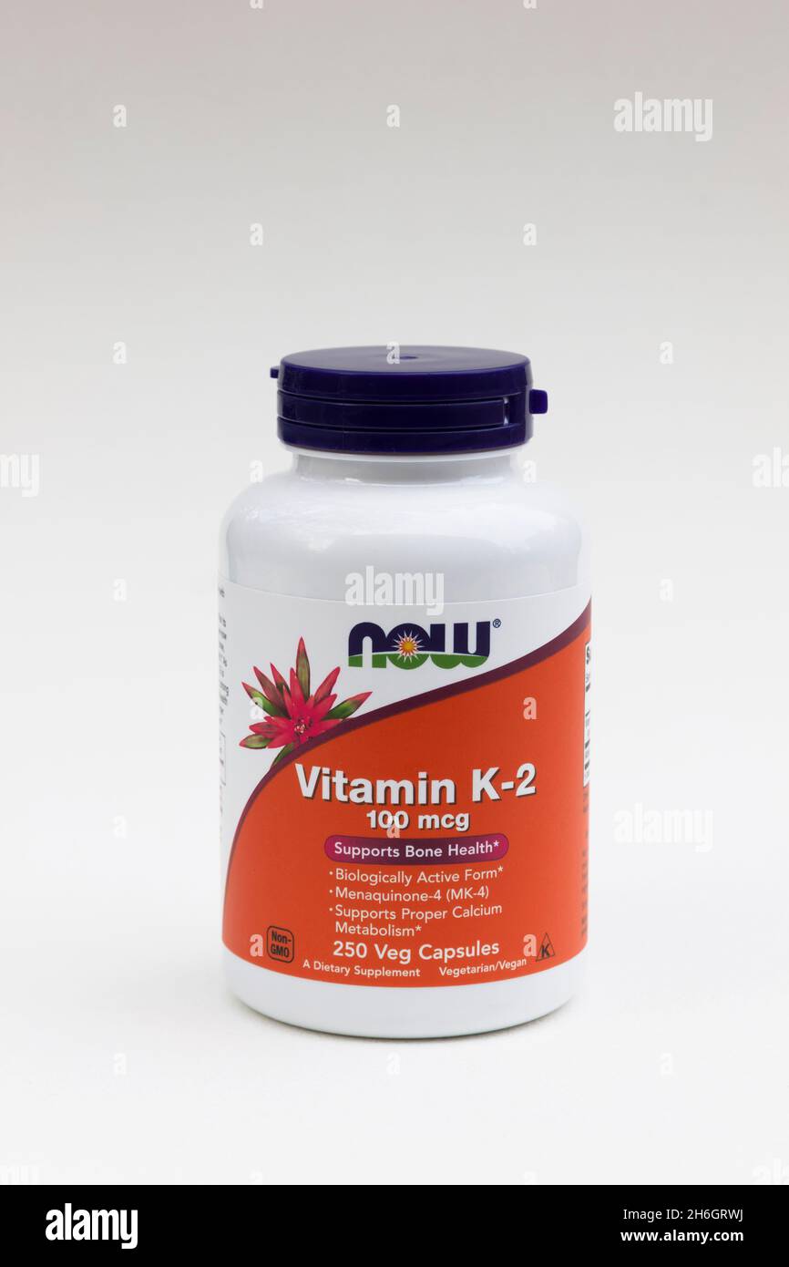 Cápsulas de botella de vitamina K-2 (menaquinona-4, MK-4) que apoyan la salud ósea, cardiovascular y metabolismo del calcio. Foto de stock