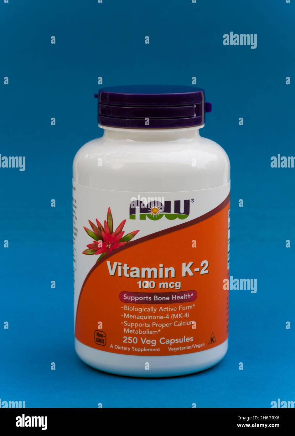 Cápsulas de botella de vitamina K-2 (menaquinona-4, MK-4) que apoyan la salud ósea, cardiovascular y metabolismo del calcio. Foto de stock