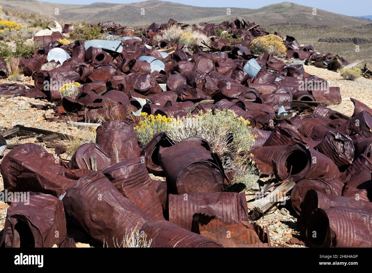 Un basurero de latas oxidadas en Bodie State Park, California Foto de stock