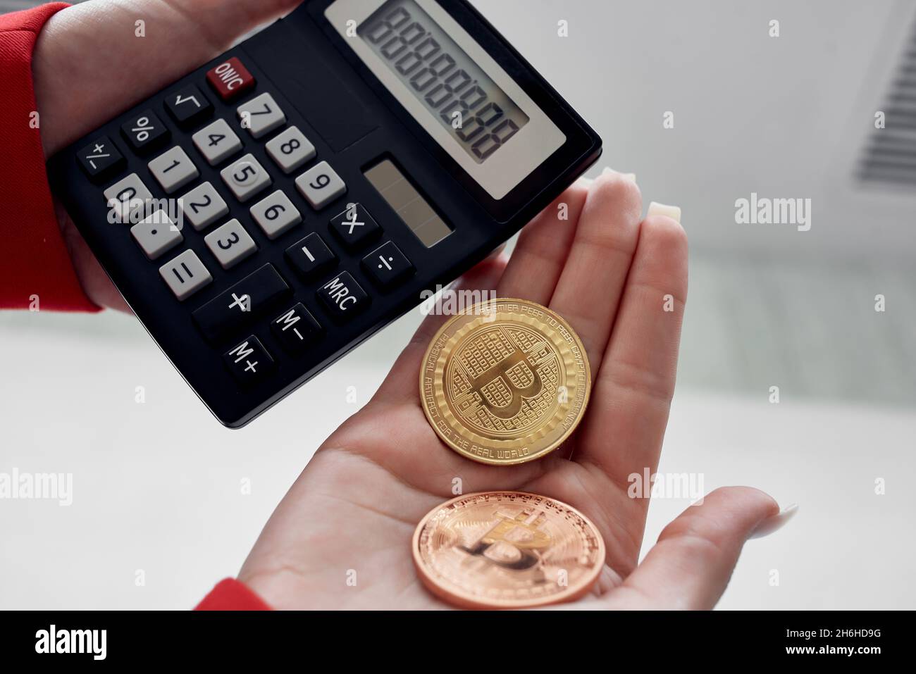 calculadora criptomoneda bitcoin dinero electrónico tecnología financiera  Fotografía de stock - Alamy