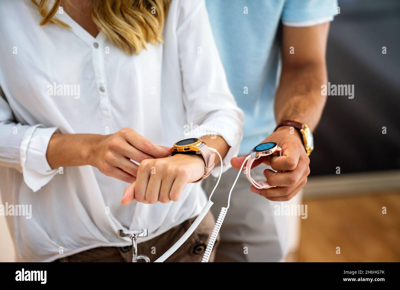 Tecnología People Smart Devices Concept. Feliz pareja comprar nuevo reloj inteligente en la tienda de tecnología. Foto de stock