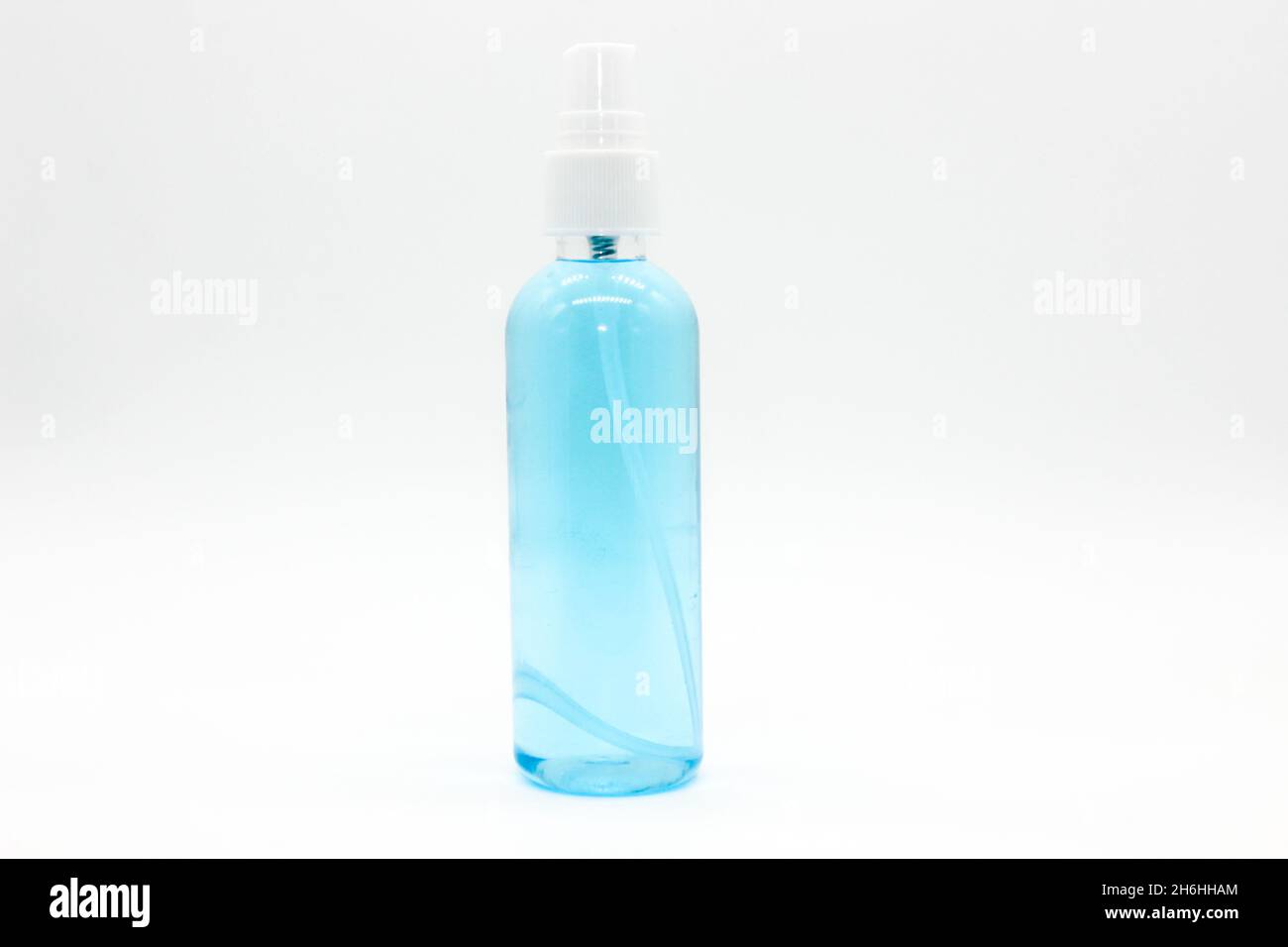 Botella desinfectante de manos sobre fondo blanco con enfoque selectivo Foto de stock