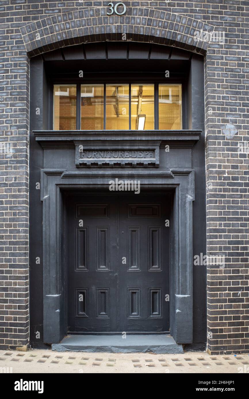 Clerkenwell Close, Clerkenwell, Londres, una puerta a la antigua instalación de almacenamiento de la Junta Escolar de Londres, ahora Clerkenwell Workshops y unidades empresariales Foto de stock