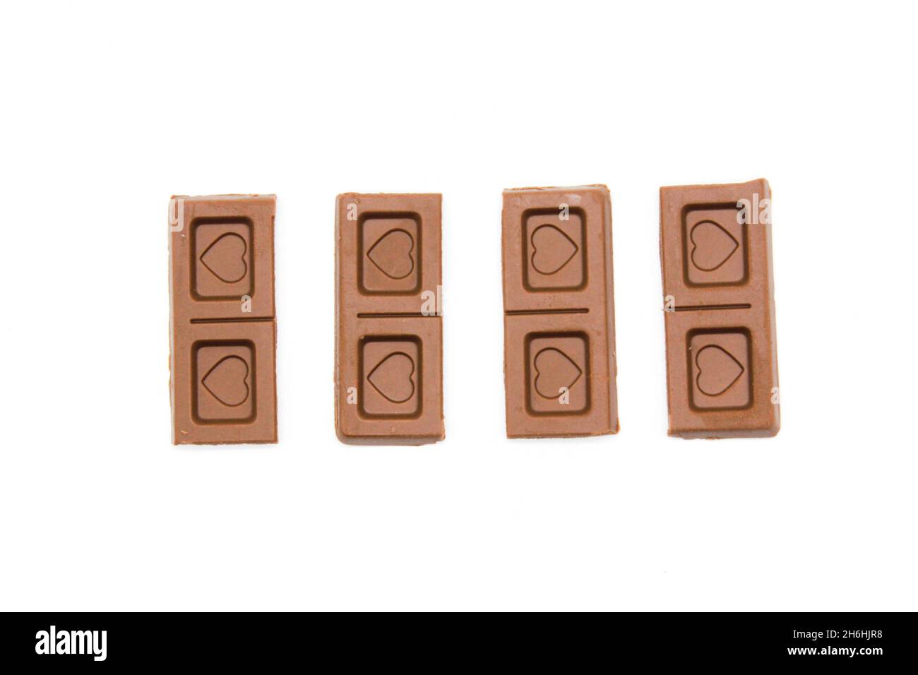 Barra de chocolate aislada sobre fondo blanco con enfoque selectivo Foto de stock