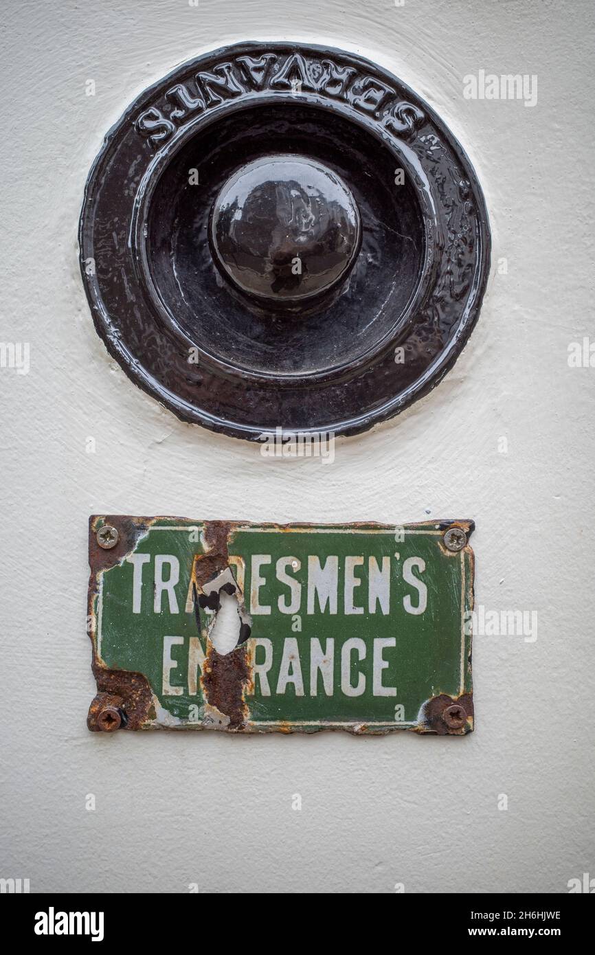 La campana victoriana marcó a los sirvientes con un cartel que indica la Entrada de Trademen en una mansión victoriana en Hampstead, Londres, Inglaterra. Foto de stock
