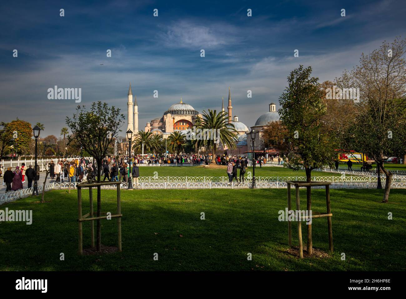 Estambul, Turquía - 14 de noviembre de 2021: Vista de Santa Sofía en la plaza Sultán Ahmet. Muchos turistas y gente local visitan esta plaza para ver el suyo Foto de stock