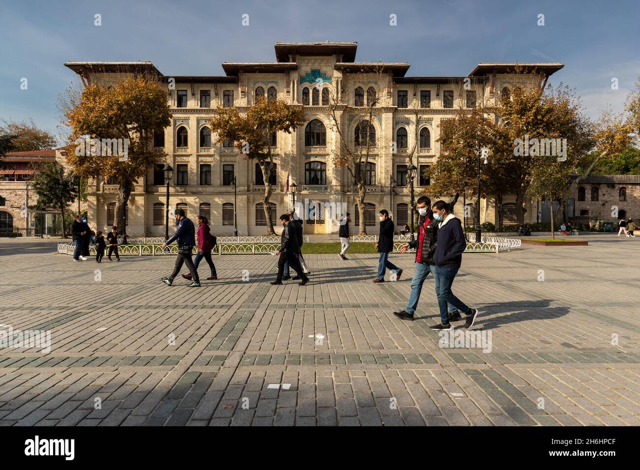 Estambul, Turquía - 14 de noviembre de 2021: El antiguo edificio de oficinas catastrales del registro de tierras en la plaza Sultan Ahmet. Foto de stock