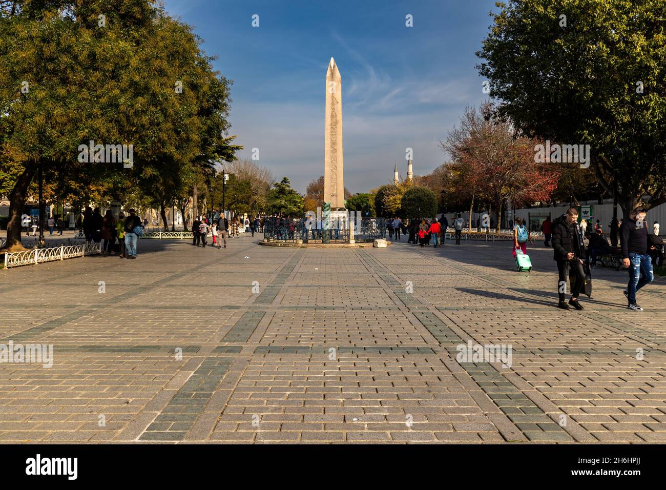 Estambul, Turquía - 14 de noviembre de 2021: Turistas alrededor del famoso Teodosio Obelisk en la plaza Sultán Ahmet en Estambul. Foto de stock
