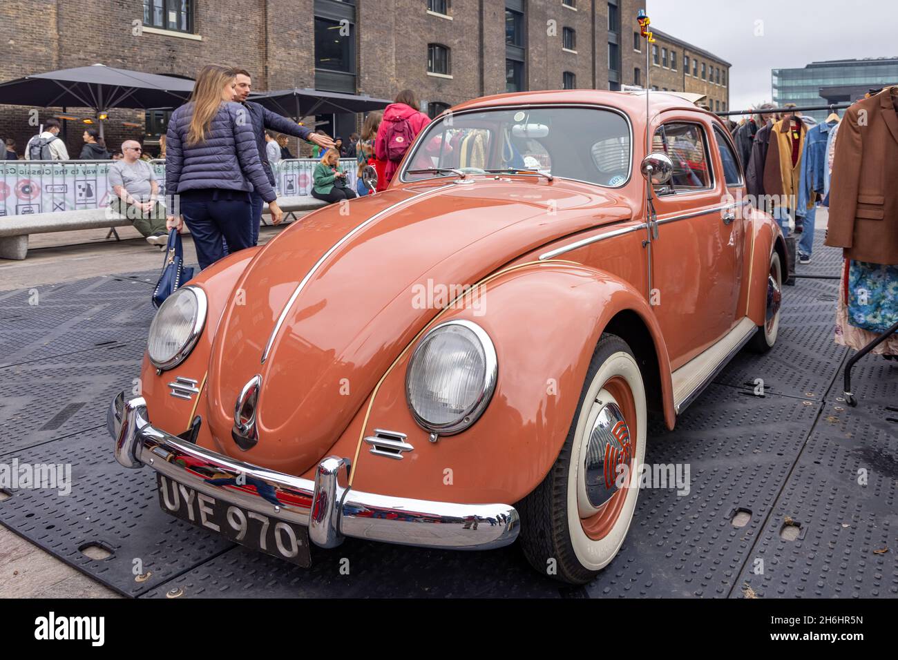 Coche VW Beetle clásico, Londres Classic Car Boot Sale, King's Cross, Londres, Reino Unido Foto de stock