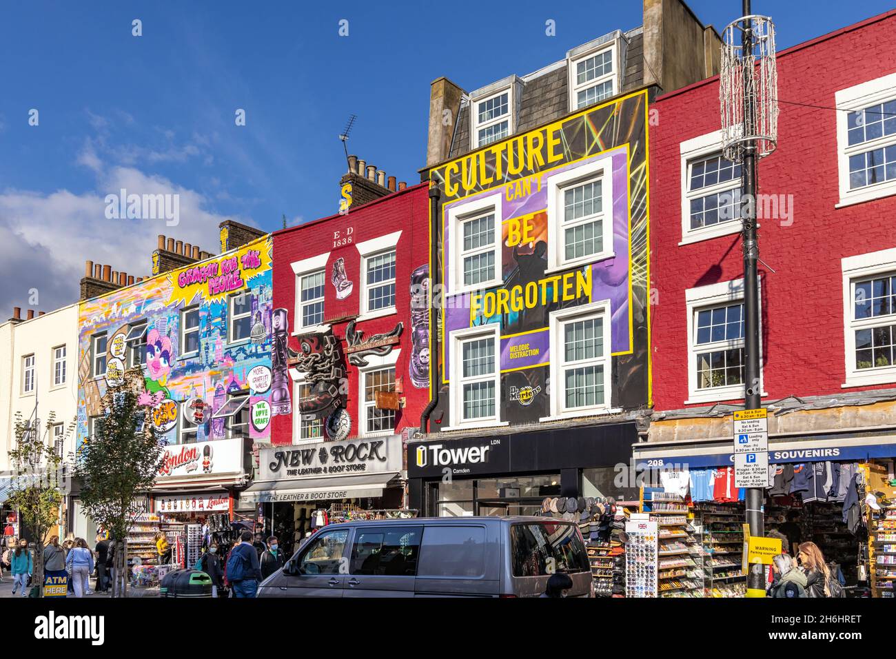 Coloridos frentes de tiendas decoradas a lo largo de Camden High Street, Camden Town, al norte de Londres, inglaterra. Foto de stock