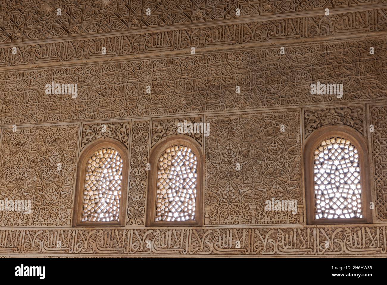Pared con fina decoración de estuco en los palacios nazaríes de la Alhambra Foto de stock