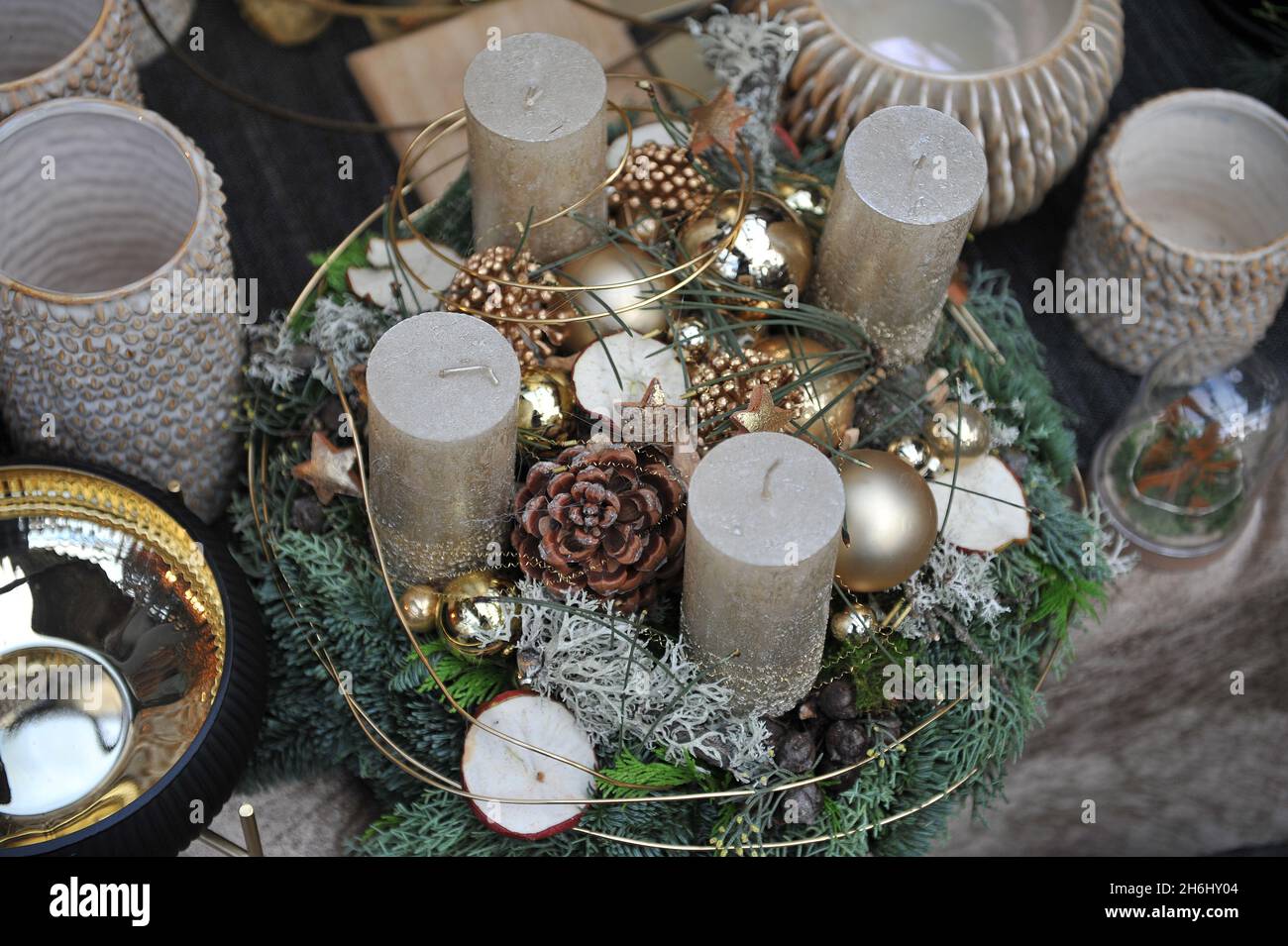 Decoración de Navidad en el interior. Una corona de adviento con cuatro velas doradas Foto de stock