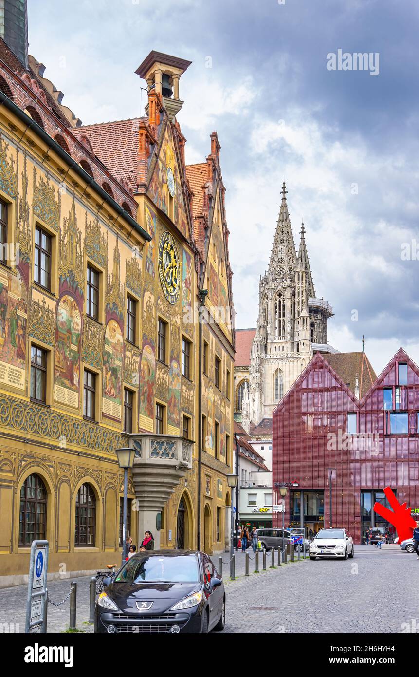 Ulm, Baden-Württemberg, Alemania: El paisaje urbano de la plaza del mercado en frente del histórico Ayuntamiento con una vista de las agujas del Este de la Minster. Foto de stock