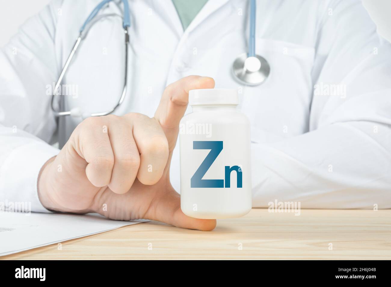 Suplementos de zinc-hierro Zn para la salud humana. El doctor recomienda  tomar hierro Zn Zinc. El doctor habla sobre los beneficios del Zinc.  Vitaminas y minerales esenciales Fotografía de stock - Alamy
