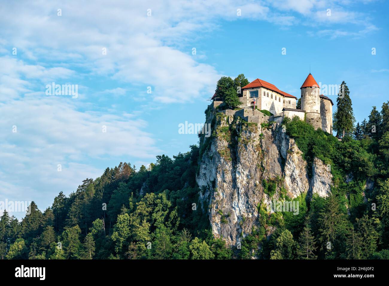 Vista del Castillo de Bled en lo alto de una colina en Eslovenia Foto de stock