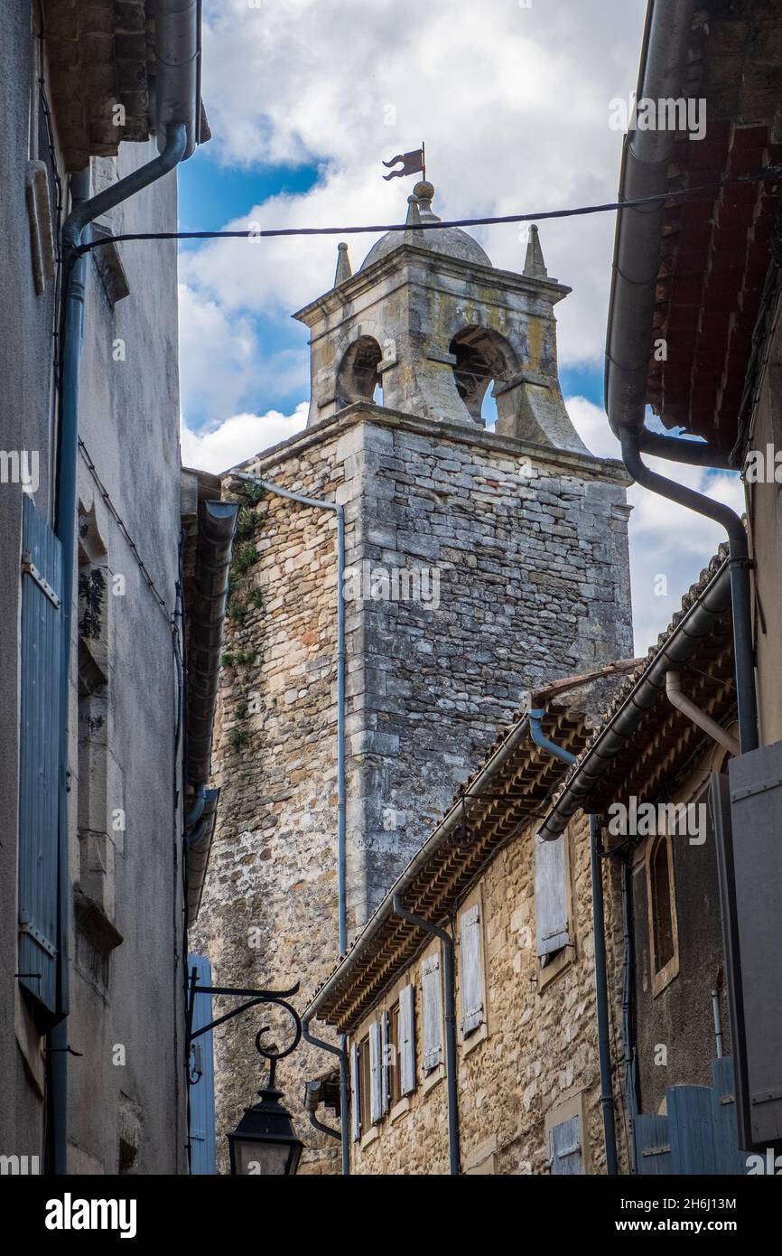 Mirando a lo largo de la Rue d'Or, Gringan hacia un campanario. Drome, Francia Foto de stock