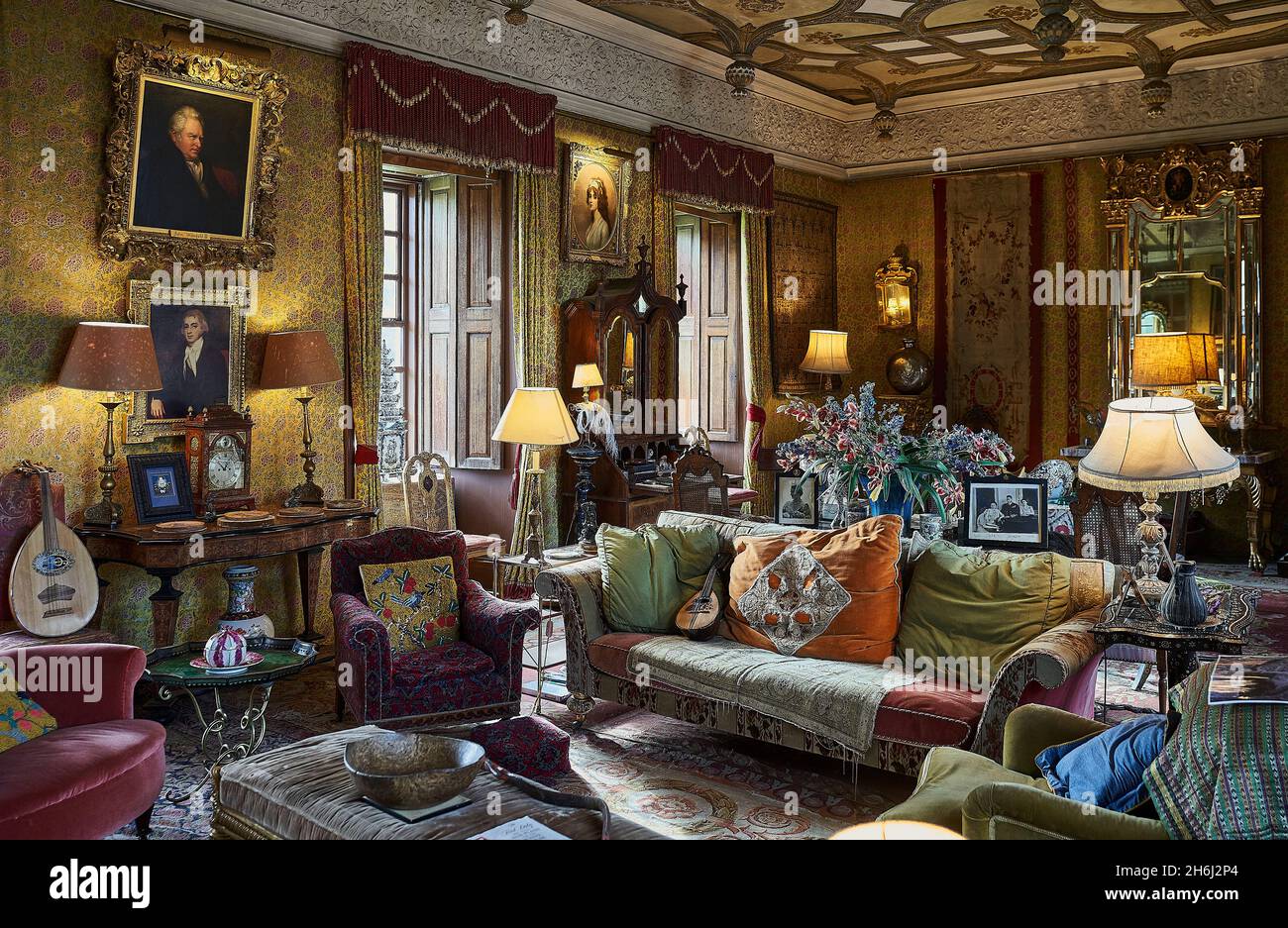 La opulenta sala de estar de una casa histórica inglesa Fotografía de stock  - Alamy