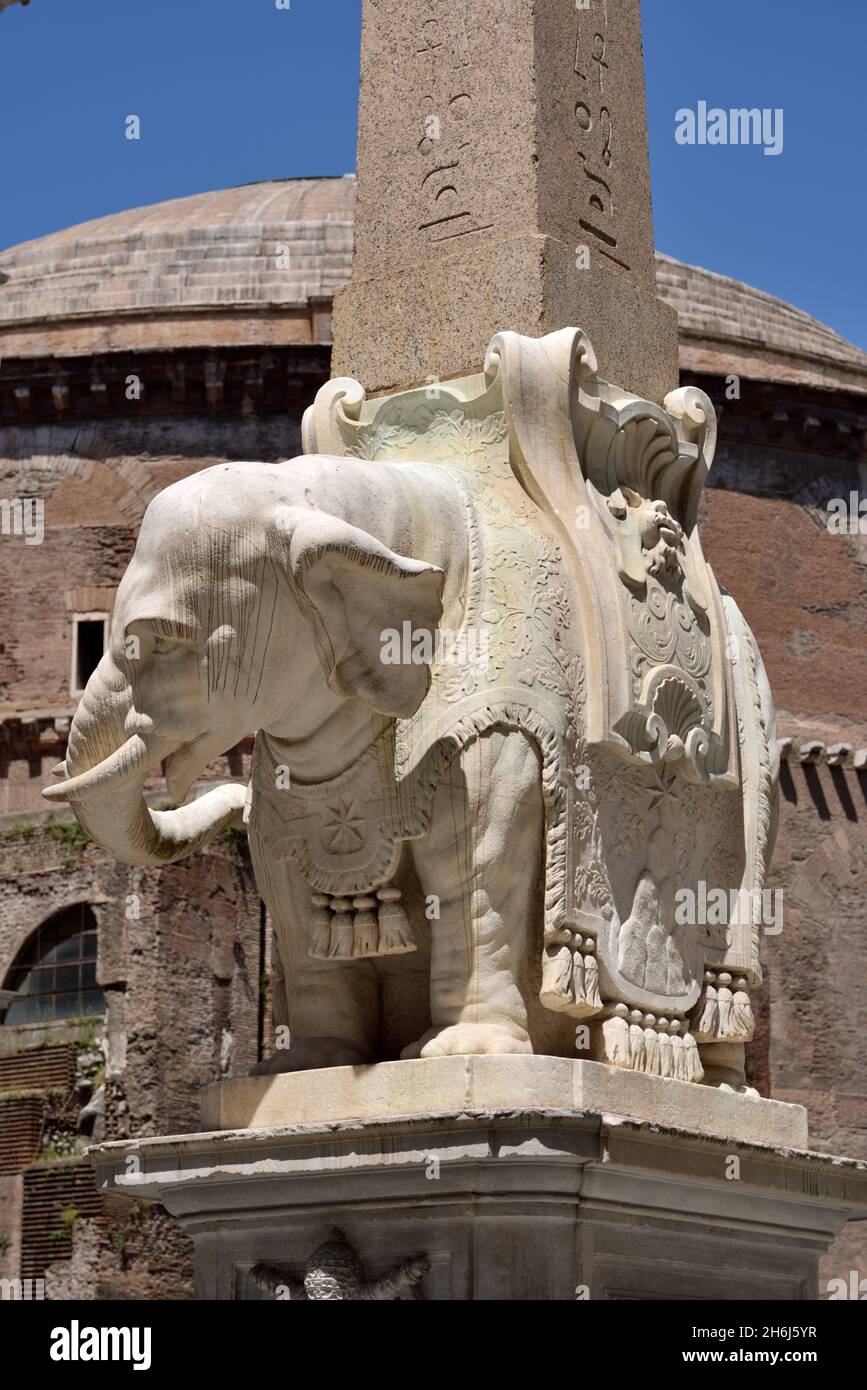 Italia, Roma, piazza della Minerva, Bernini, el elefante y el obelisco llamado pulcino della Minerva Foto de stock
