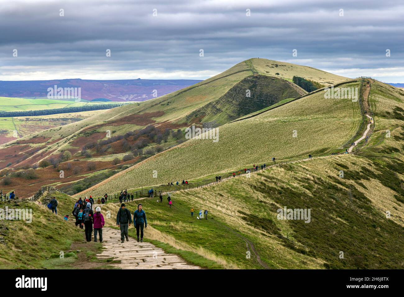 El camino de piedra que conduce desde Mam Tor, con una vista a lo largo del camino en Great Ridge a Back Tor y Lose Hill, en el Distrito de los Picos, Derbyshire. Foto de stock