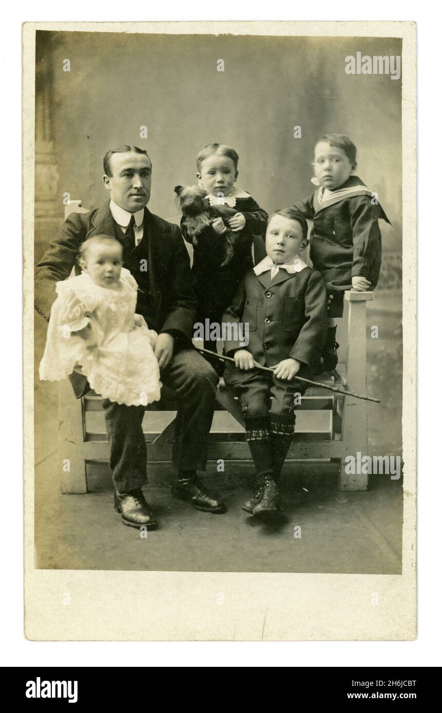 Original postal eduardiana de principios de 1900 de padre con sus hijos, chicos en trajes de marinero, látigo, bebé, Yorkshire terrier, Sr. James Heppell, Hijo del estudio de Joe Gardner West Cornforth Co. Durham, alrededor de 1910 Foto de stock