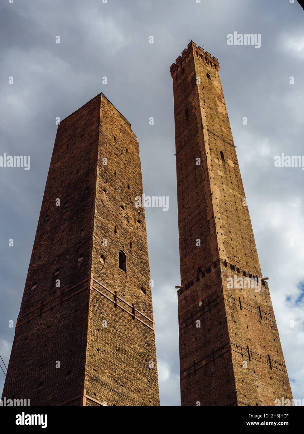 Las Dos Torres al atardecer, Bolonia, Emilia Romagna, Italia, Europa Foto de stock