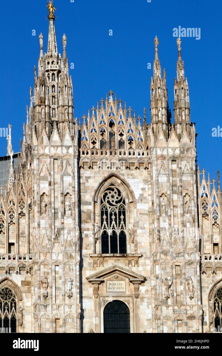 La fachada oeste del Duomo, la catedral gótica dedicada a Santa María, Milán, Lombardía, Italia, Europa Foto de stock