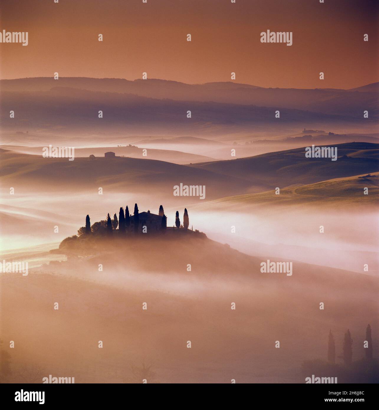 Casa de campo toscana con ciprés en paisaje brumoso al amanecer, San Quirico d'Orcia, Provincia de Siena, Toscana, Italia, Europa Foto de stock