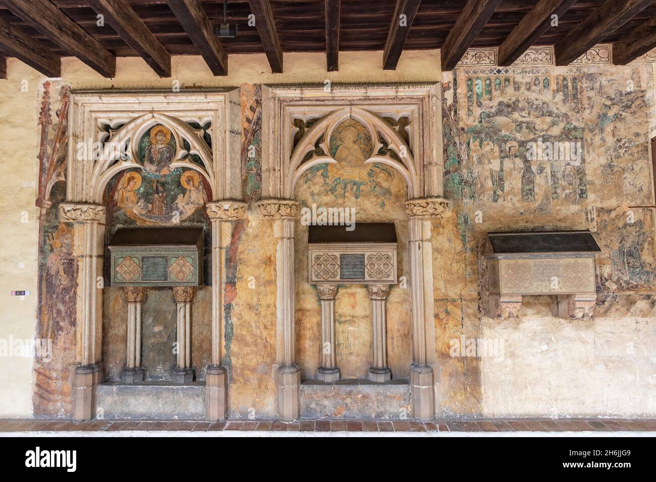 Barcelona, España - 24 de septiembre de 2021: Tumbas en el claustro del Monasterio de Pedralbes. Es un monasterio gótico en Barcelona, Cataluña, España Foto de stock
