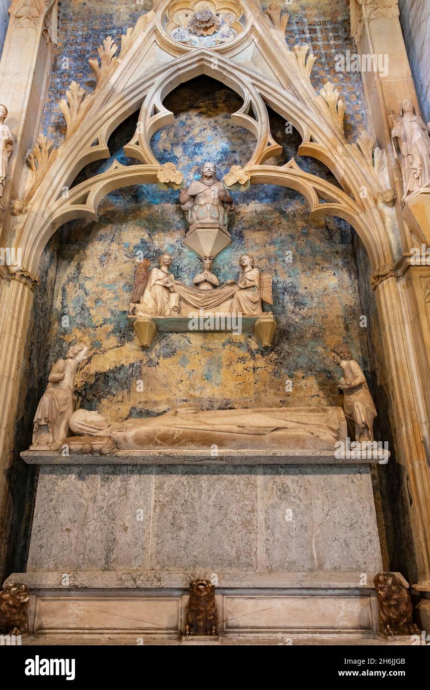 Barcelona, España - 24 de septiembre de 2021: Tumba en el claustro del Monasterio de Pedralbes. Es un monasterio gótico en Barcelona, Cataluña, España Foto de stock