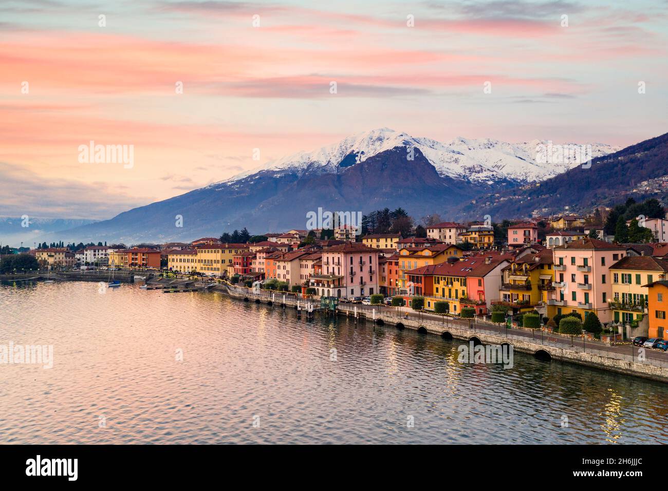 Casas coloridas de Gravedona y montañas al amanecer, Lago Como, provincia de Como, Lombardía, Lagos italianos, Italia, Europa Foto de stock