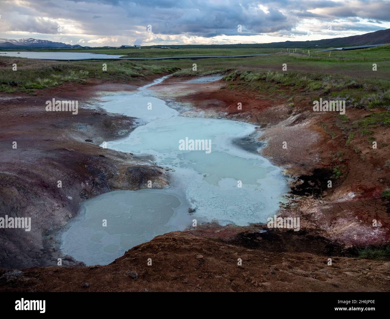 Potes de barro geotérmicos situados justo a las afueras de la ciudad de Husvik en la costa norte de Islandia, en las regiones polares Foto de stock