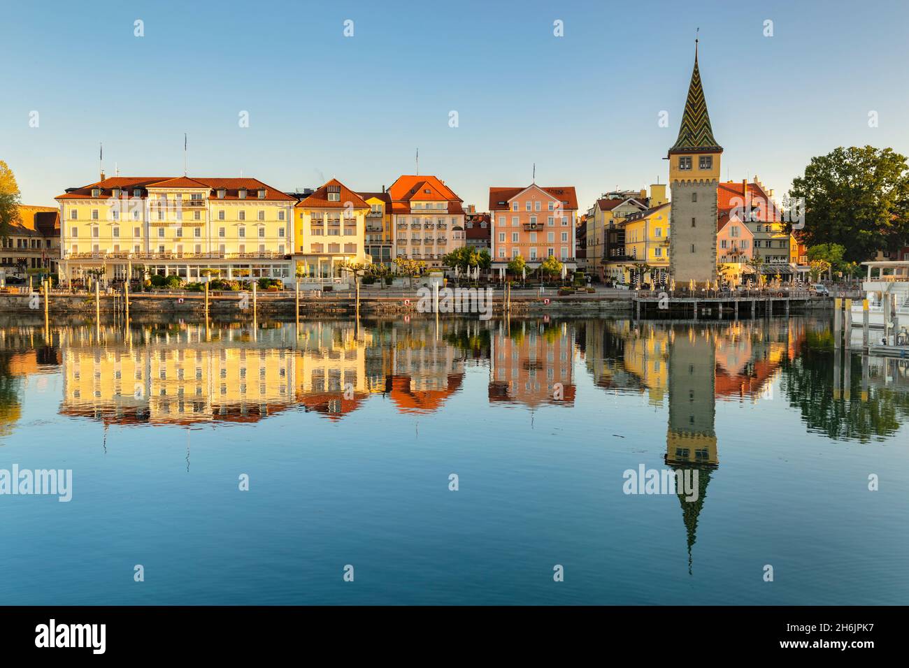 Frente al puerto y Mangturm Tower, Lindau, Lake Constance, Bavaria, Swabia, Alemania, Europa Foto de stock