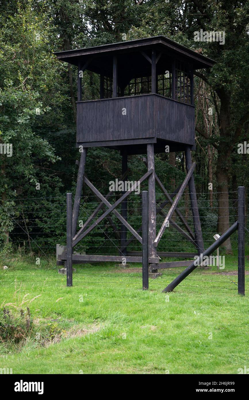 Torre de vigilancia reconstruida del campamento de tránsito de Westerbork; Drenthe, Países Bajos Foto de stock