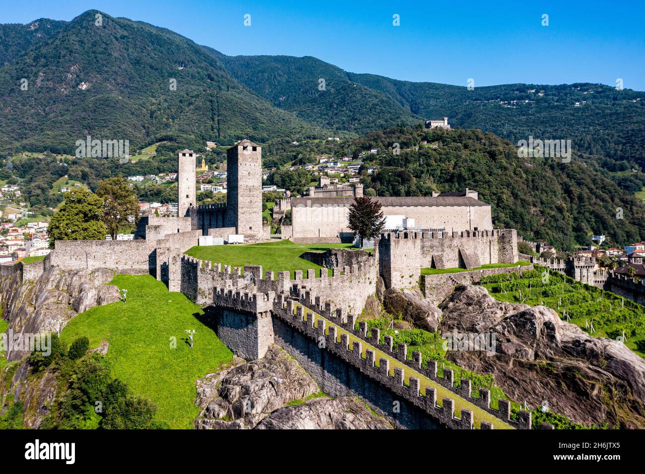 Aérea del Castlegrande, Tres Castillos de Bellinzona Patrimonio de la Humanidad de la UNESCO, Tesino, Suiza, Europa Foto de stock