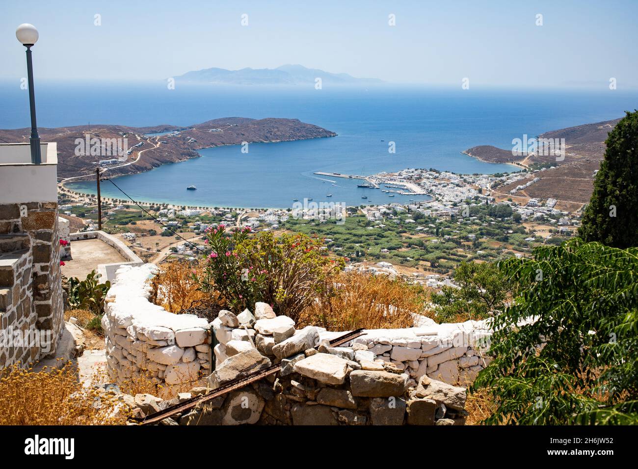 Vista sobre la Bahía de Livadi desde Pano Chora, Serifos, Cícladas, Mar Egeo, Islas Griegas, Grecia, Europa Foto de stock