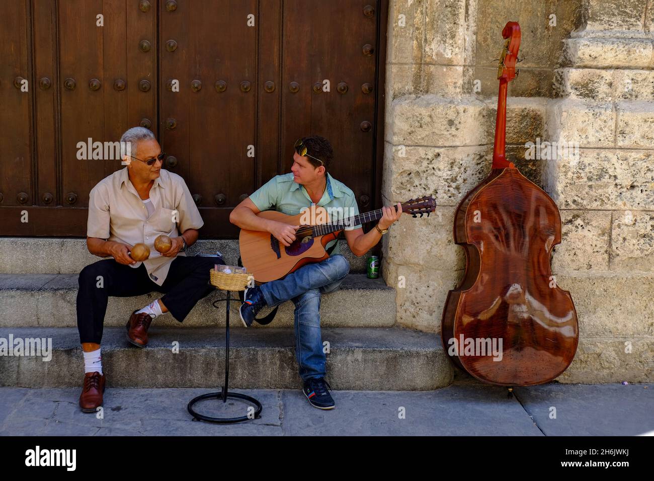 Artistas callejeros entretienen a los transeúntes, La Habana, Cuba, Indias Occidentales, Centroamérica Foto de stock