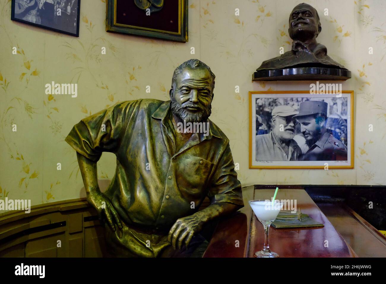 Escultura en tamaño natural de Ernest Hemingway sentada en el bar de la Floridita, La Habana, Cuba, Indias Occidentales, Centroamérica Foto de stock