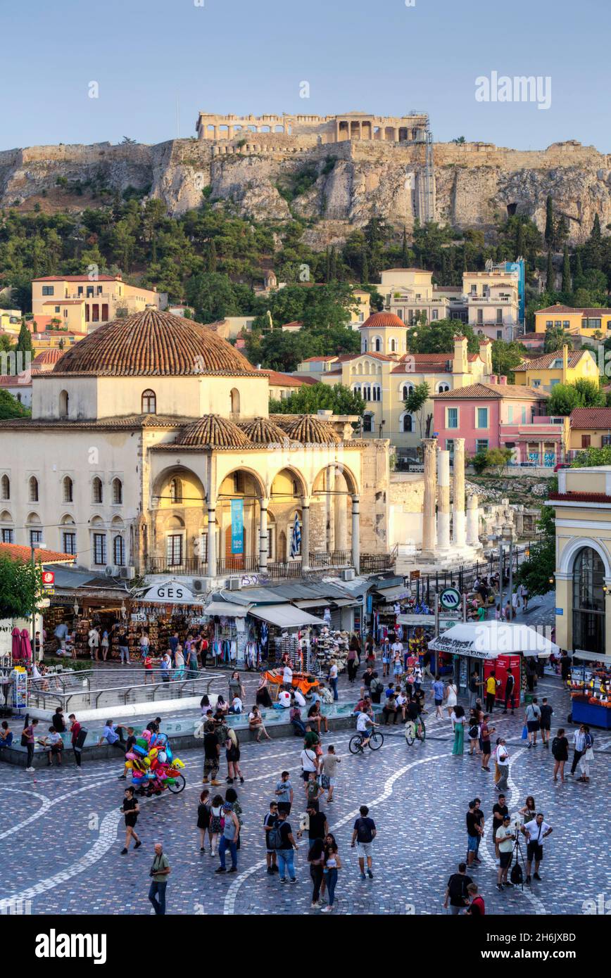 Plaza Monastiraki en primer plano con la Acrópolis en el fondo, Atenas, Grecia, Europa Foto de stock