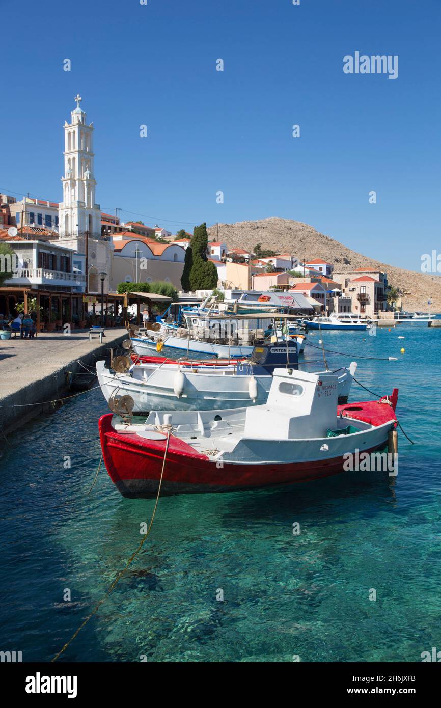 Barcos de pesca, Puerto de Emborio, Isla Halki (Chalki), Grupo Dodecaneso, Islas Griegas, Grecia, Europa Foto de stock