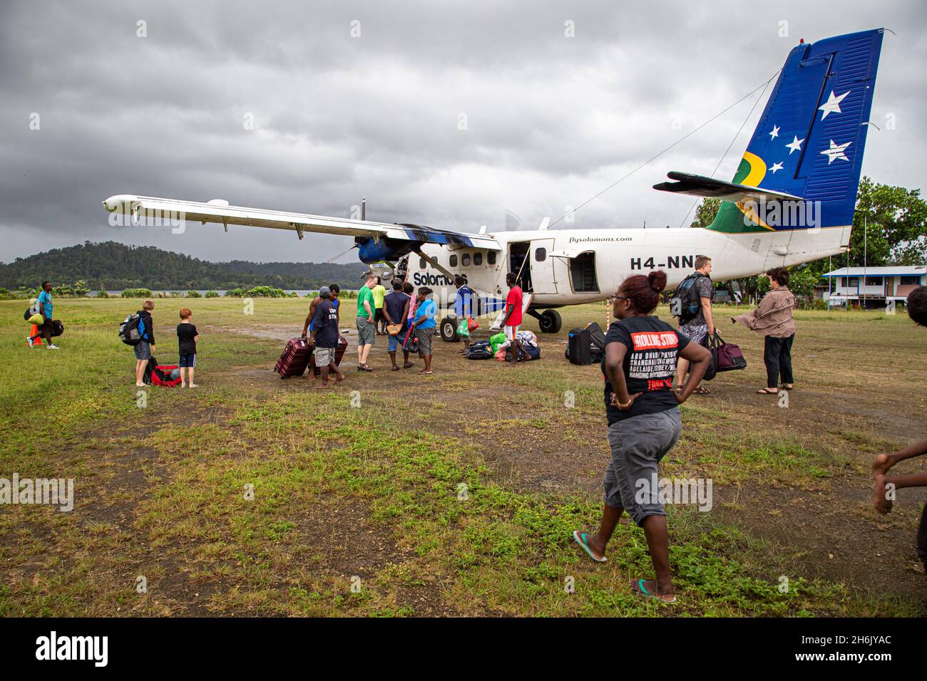 AEROPUERTO de SEGHE, ISLAS SALOMÓN - 30 de diciembre de 2015: Personas  desembarcando de un avión Solomon