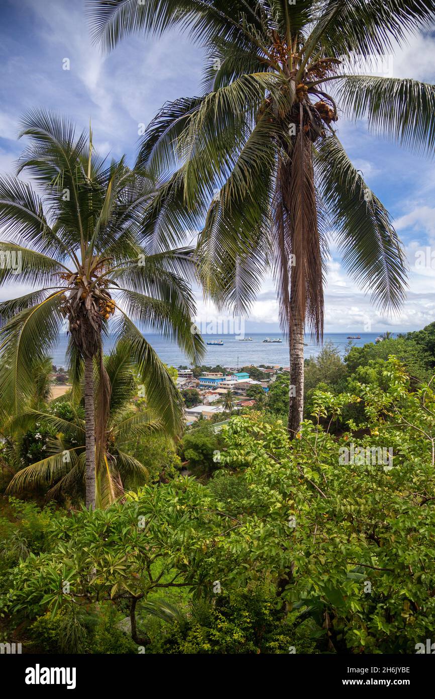 Vista de Iron Bottom Sound, sobre Chinatown y Kukum Highway en Honiara, Islas Salomón. Foto de stock