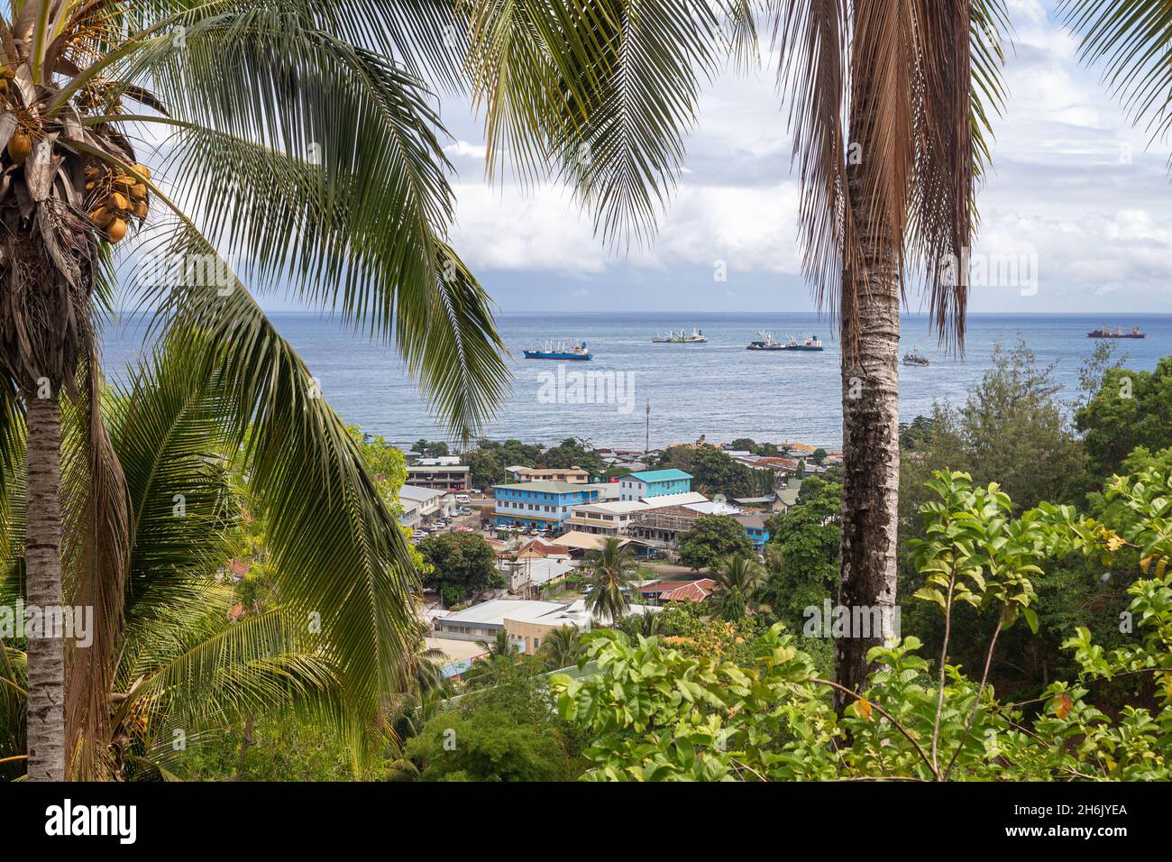 Vista de barcos en Iron Bottom Sound, sobre Chinatown y Kukum Highway en Honiara, Islas Salomón, fr Foto de stock