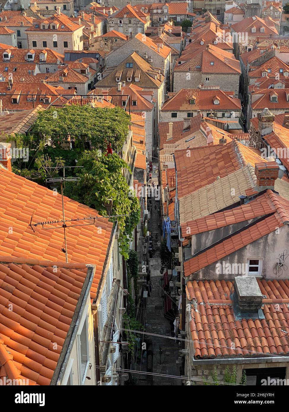 Vista general de Dubrovnik, Croacia, el casco antiguo, las casas de tejado rojo, la muralla de la ciudad y el mar Mediterráneo Foto de stock